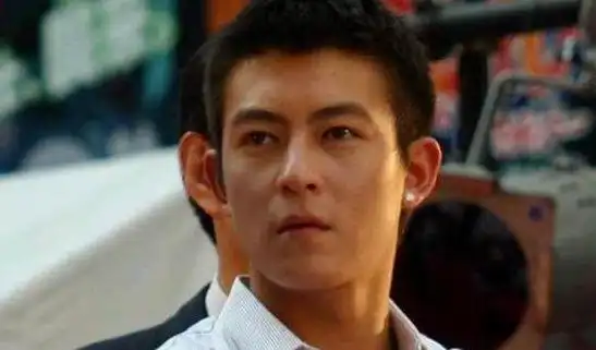 哥哥张国荣,用眉目如画,温文如玉来形容他也不为过,并且张国荣的帅气