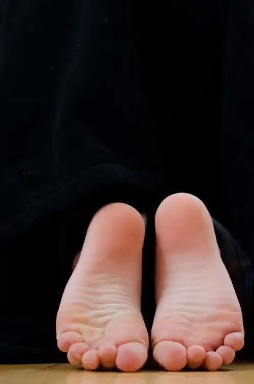 赤脚 脚丫 男孩图片—正版赤脚 脚丫 男孩图片_高清赤脚 脚丫 男孩