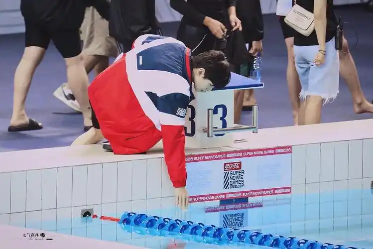 马上就要游泳比赛了 翟潇闻不要紧张!加油哦!