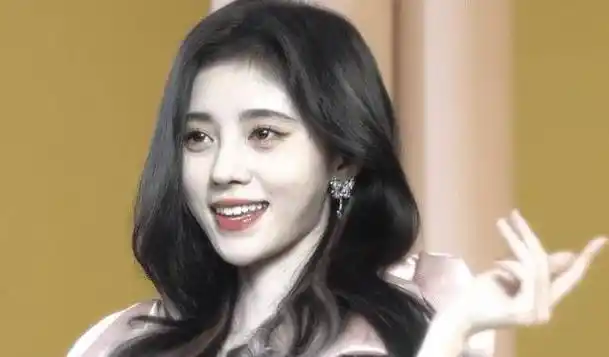 鞠婧祎拍宣传片,未p图花絮曝光,额头大面积涂发际线粉又抢镜了