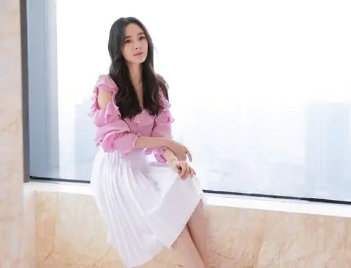 杨幂真会穿,粉色露肩上衣配百褶裙,33岁活脱脱穿成23岁的花姑娘
