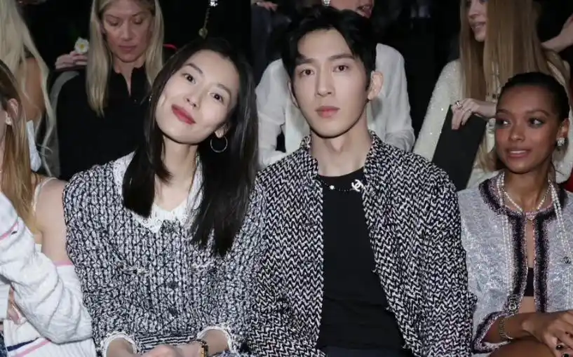 井柏然专注捕捉女友刘雯走秀,恩爱同框,令人羡慕不已