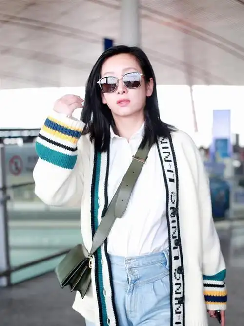 41岁秦海璐走机场,穿白衬衫配牛仔裤好清爽,加件针织开衫更保暖