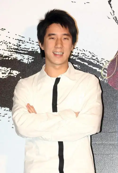 38岁房祖名近况曝出,路边抽雪茄吞云吐雾,看上去也颇为享受