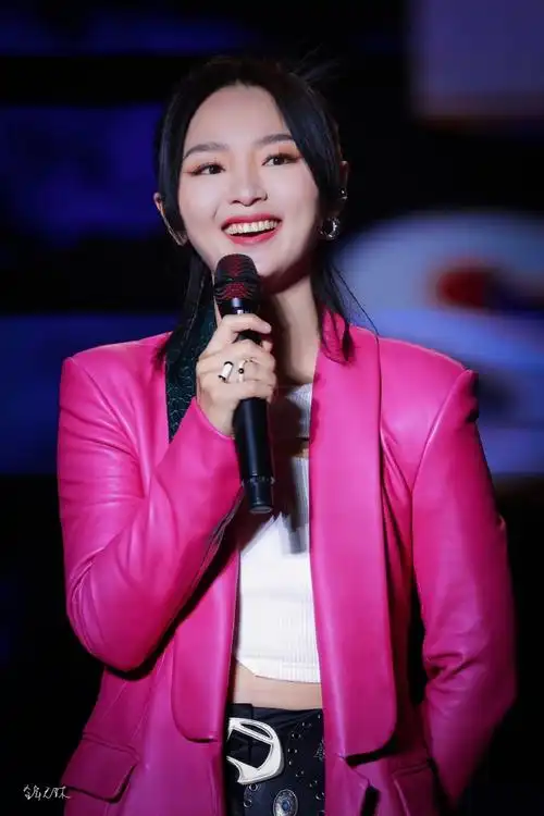 周笔畅女大十八变巡回演唱会