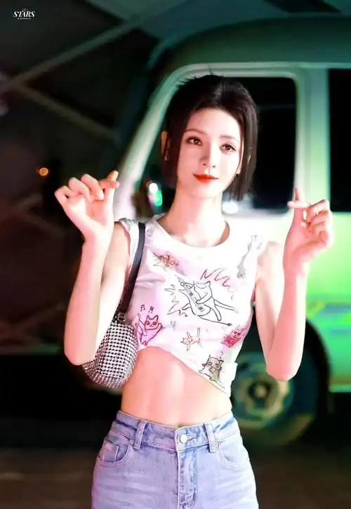 张予曦晒最新浪姐下班美照露腰穿搭造型尽显曼妙好身材