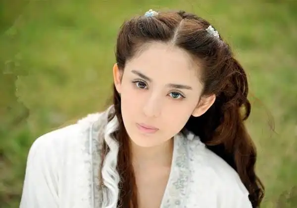 古力娜扎和迪丽热巴认识吗 同是新疆美女但是从未合作过