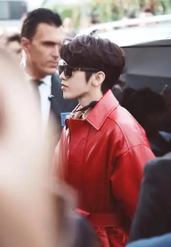 蔡徐坤红色皮衣造型