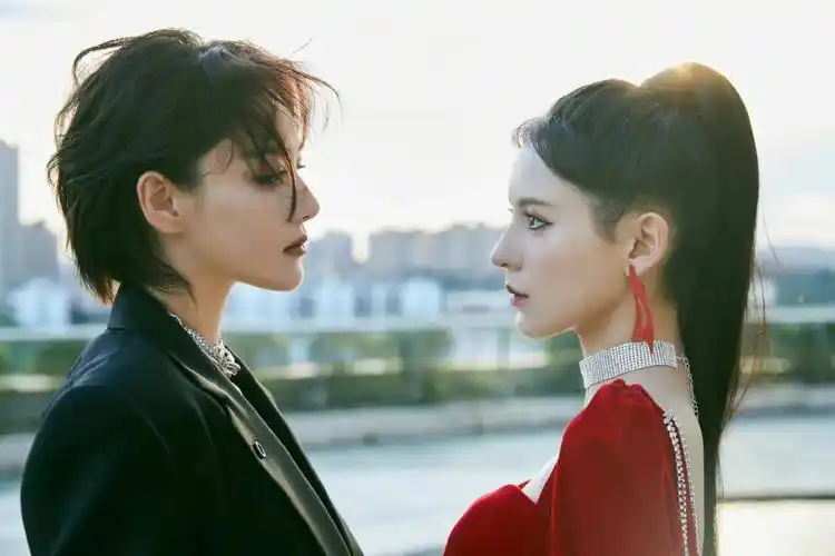 张馨予张予曦同框合影一个霸气一个美艳