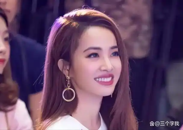 央视点名批评,42岁的蔡依林玩火自焚,她的卖国行为不配被原谅