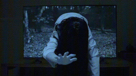 终于,贞子爬出枯井望着沈全:嗬嗬～影片断断续续,恐怖氛围随时间推进