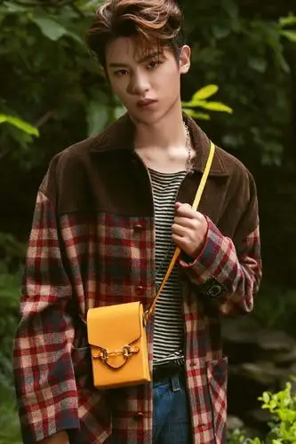 简介:黄明昊休闲风写真花絮图片,分享一组黄明昊图片给大家,图中的