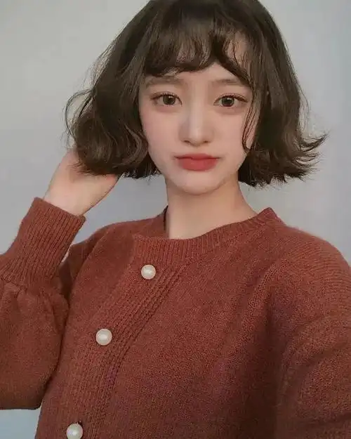 4款今年流行的短发卷发造型给你的短发增添时尚感