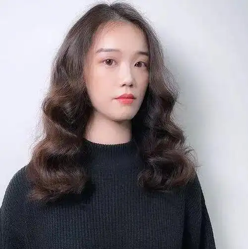 2021年最流行烫的卷发 随意自然长发发型_发型造型_宝妈时尚生活网