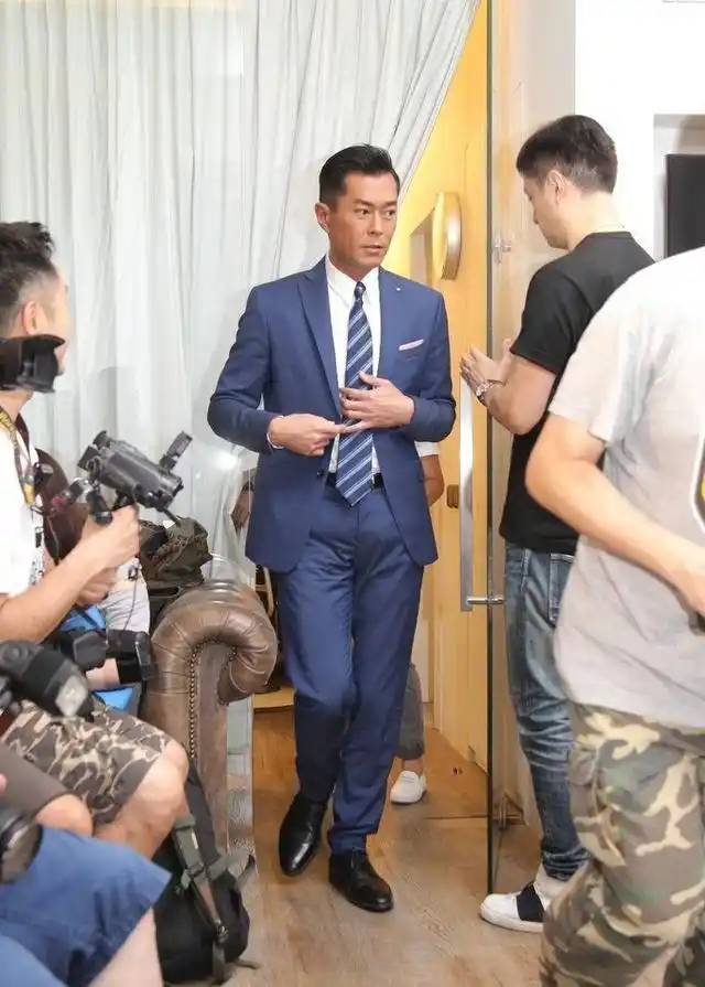 "黑酷帅"47岁古天乐身穿西装拍摄大片,古铜肤色尽显成熟男人味