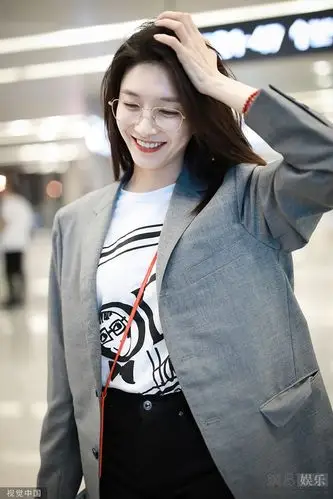 江疏影西装配短裤长腿吸睛撩发娇笑超迷人