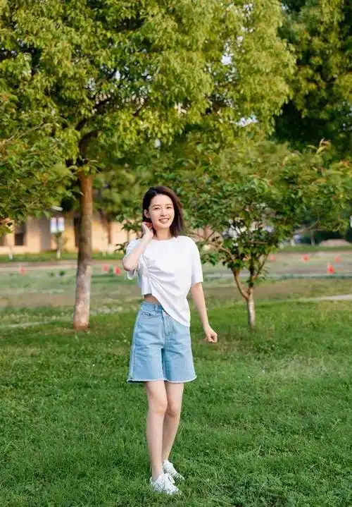 原创李沁18岁高中旧照穿jk制服秀出少女身材这漫画腿真是绝了