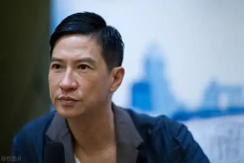 张家辉妻子太会保养了,跟女儿像姐妹,哪有54岁女人的样子?_手机搜狐网