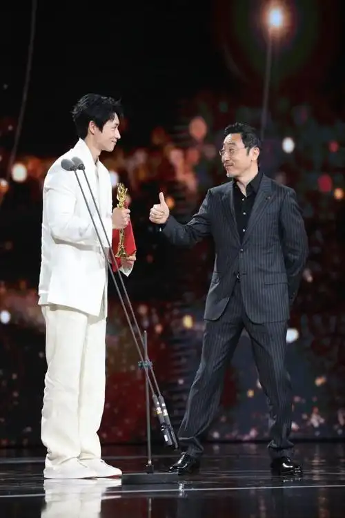 受传媒关注男配角    岁月在此刻形成闭环  七年的时间  从歌手到演员