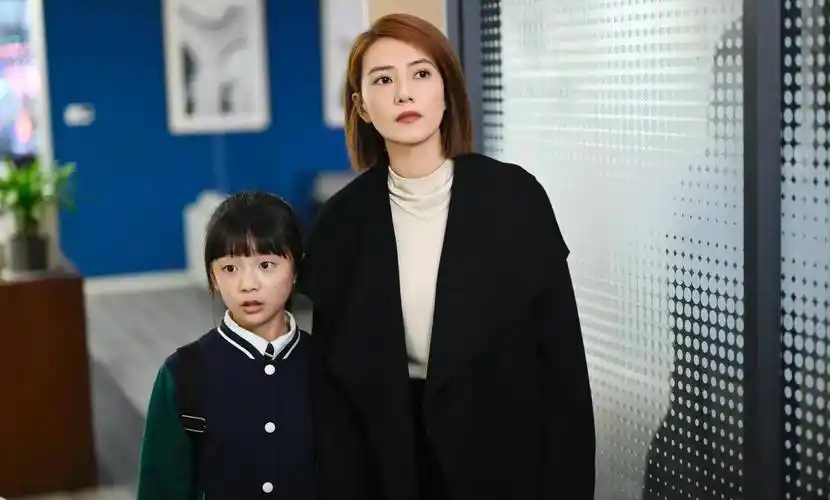 高圆圆新剧美颜在线,职场风优雅大方,单色系已经很高级了_时尚_西装