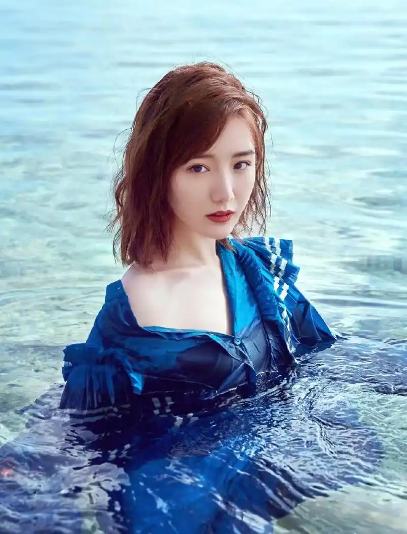 毛晓彤的挂耳卷发火了,她的短发造型,让整个人更加的甜美可爱了