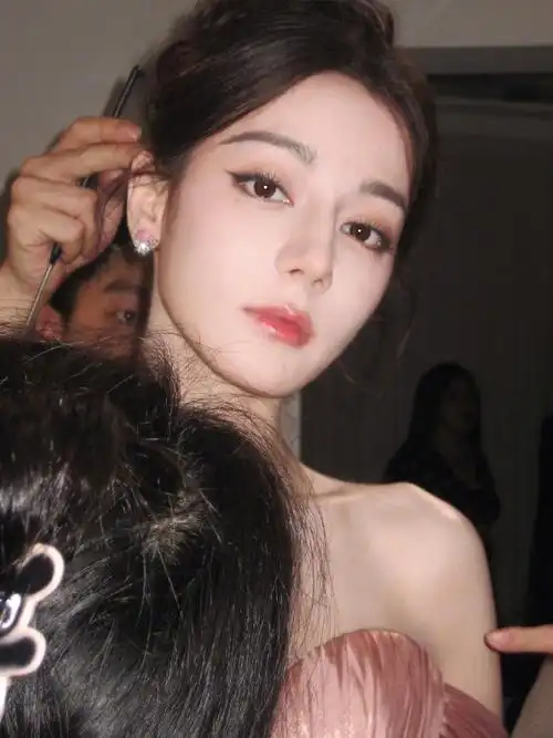 品牌方发的迪丽热巴