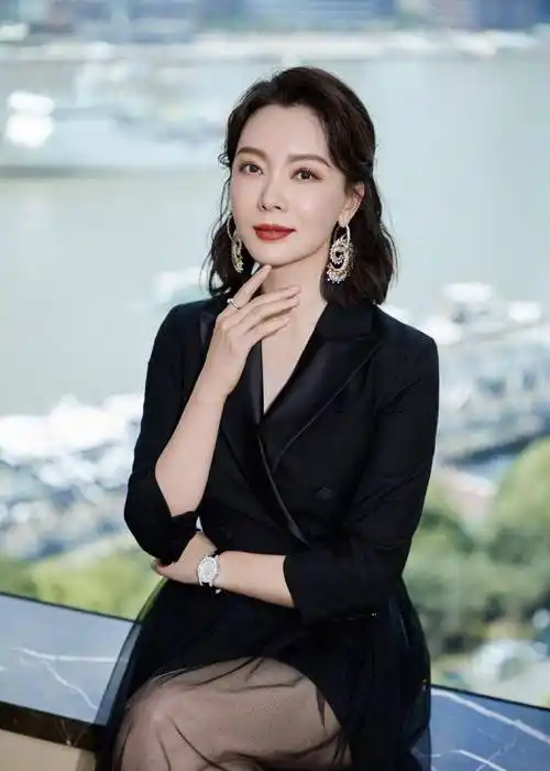 女人过了40岁别总扮美,学学陈数的"知性风穿搭",优雅又洋气_造型_女性