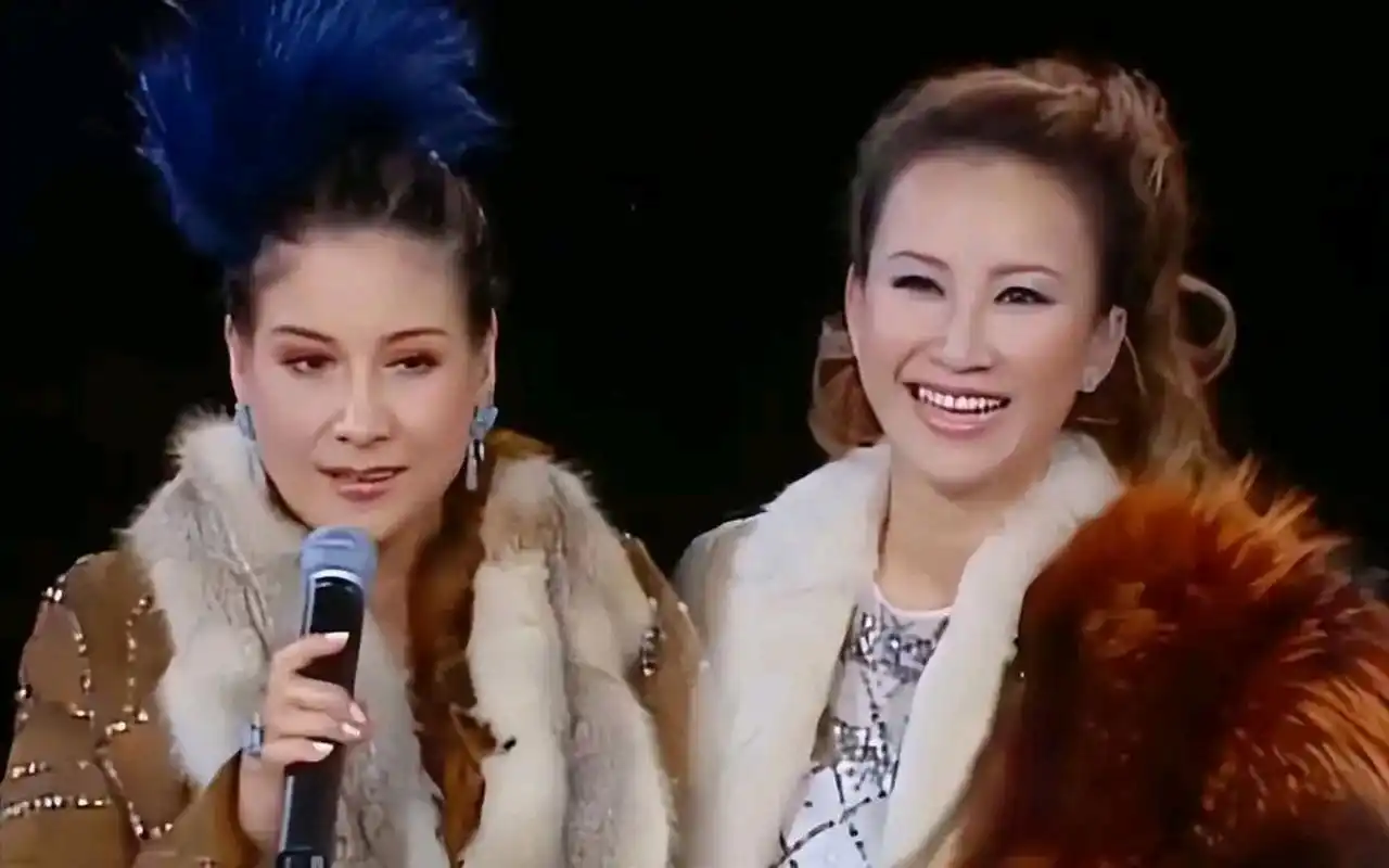 71岁甄妮送别48岁李玟,为其扶灵悲伤痛哭,女儿生日恰