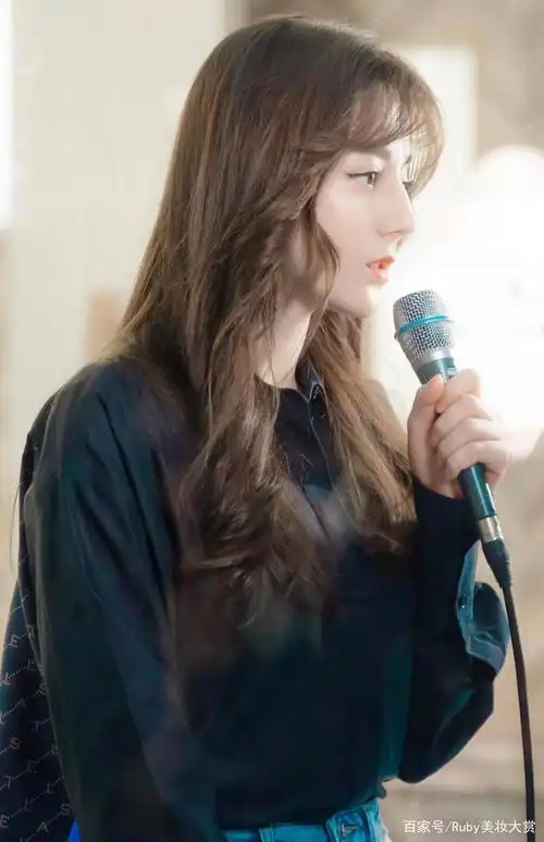 迪丽热巴齐刘海造型亮相,气质满分,网友:长得好看啥发型都搭!