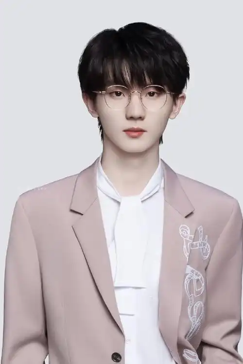 好正的眼镜证件照#时代少年团代言海俪恩##马嘉祺海俪恩品牌代言人