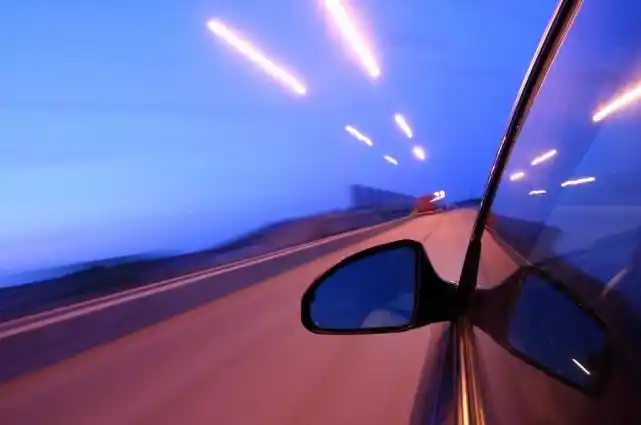 不过坐在副驾驶上的危险系数也不小,如果车主的开车技术好的话那么副