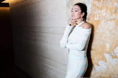 巩俐现身北京紧身衣秀身材上围丰满抢镜