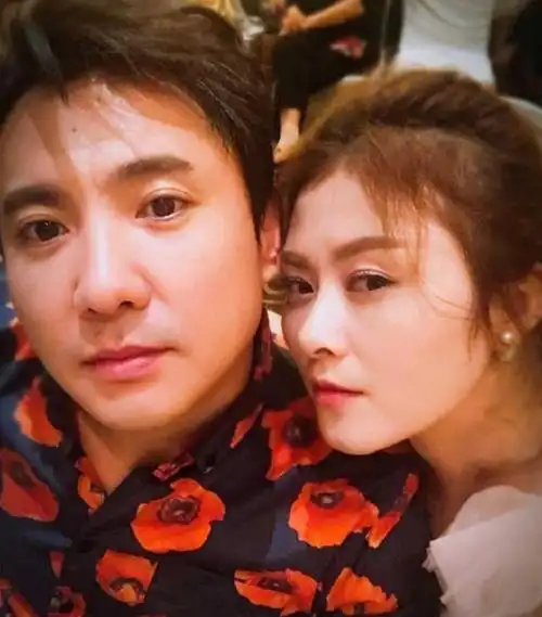 成名后的他跟自己的妻子低调办婚礼,生下了可爱的宝宝.