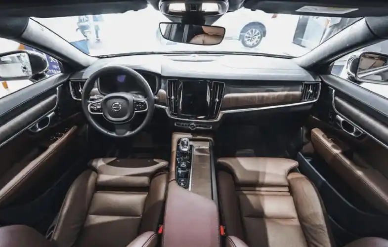 进入车内,沃尔沃s90的内饰设计同样令人印象深刻.