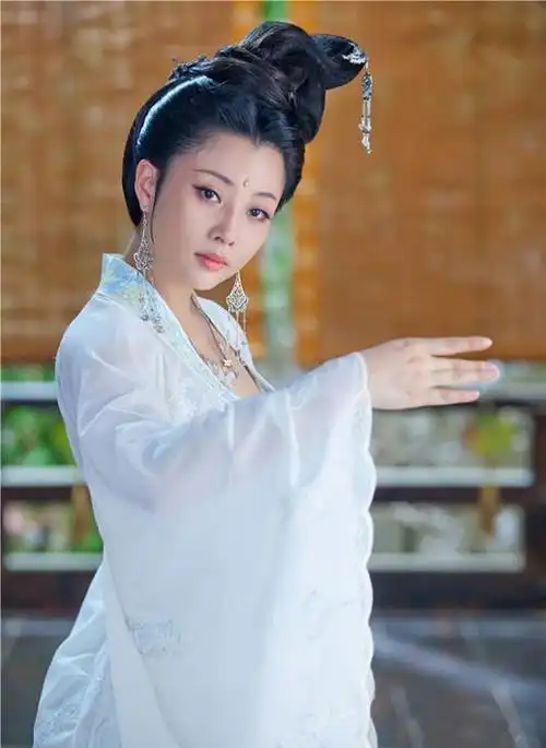 殷桃的花蕊夫人就像从仕女图里走出来一样