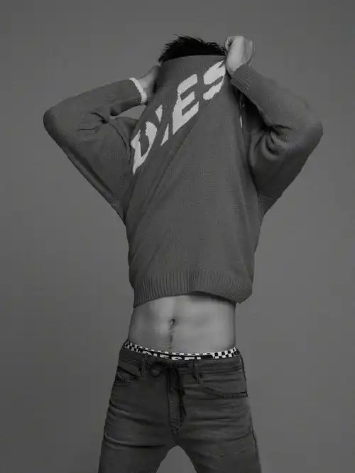 这张照片中,宁泽涛拉起上衣,露出四块腹肌,小编真的很想上去摸一把!