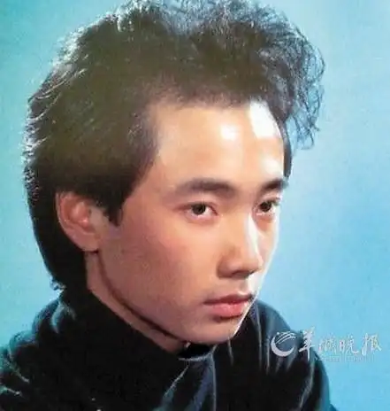 徐峥年轻时头发浓密昨日,有网友在微博曝光了徐峥20年前做"发模"时的