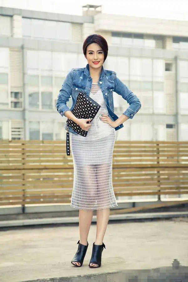 徐百卉牛仔外套搭配镂空连衣裙,高跟鞋还是选择的黑色的!