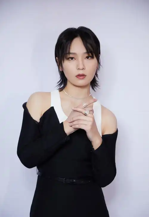 简介:周笔畅黑白棱形拼接长裙写真图片,分享一组周笔畅图片给大家,图