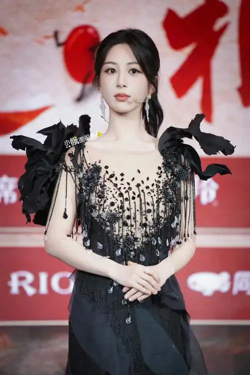 会穿高定#@杨紫身着julien fourni 2024春夏高定系列礼服现身见面会