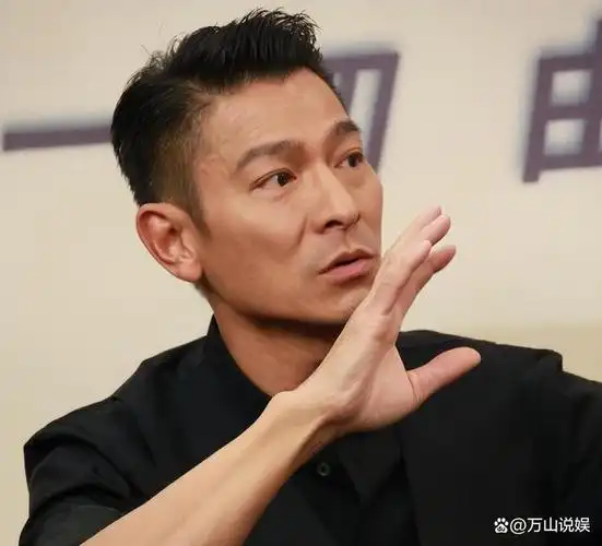 刘德华40年前抱过的婴儿,现在已成国际巨星,大家猜猜他是谁?