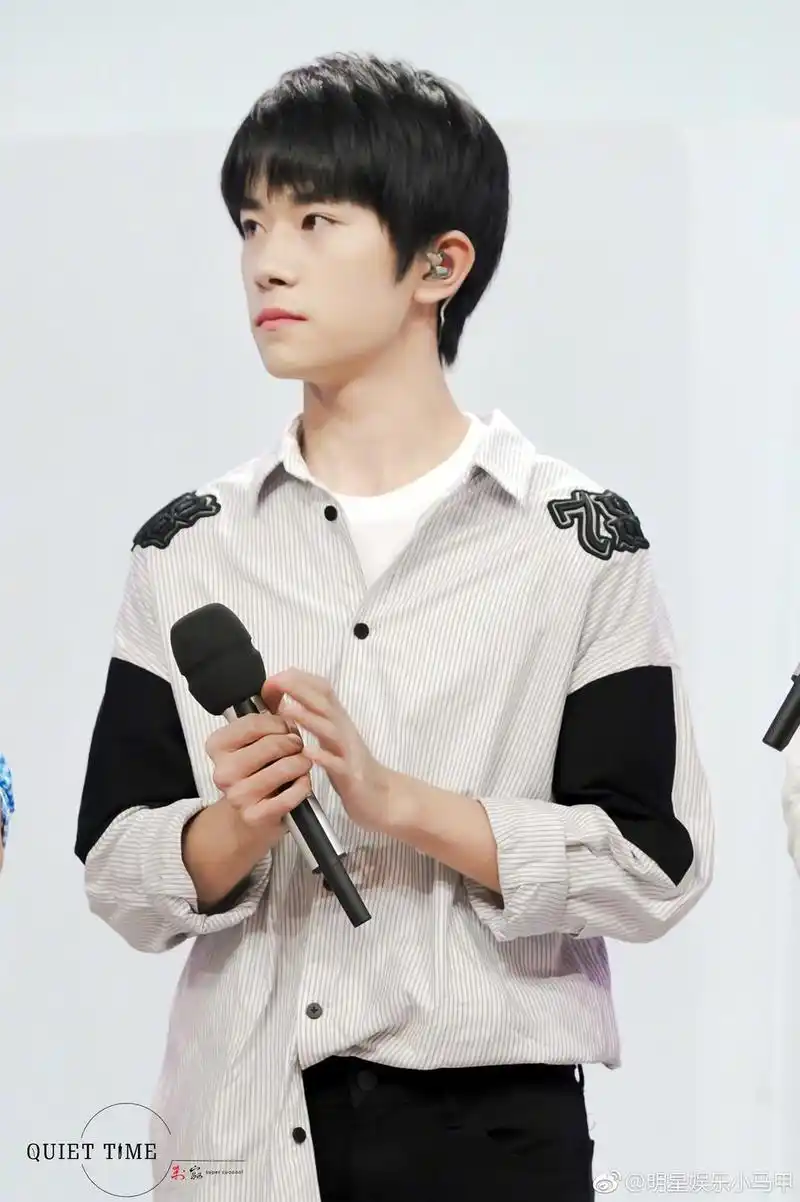 组图:易烊千玺亮相节目 衬衫搭配黑长裤青春洋溢