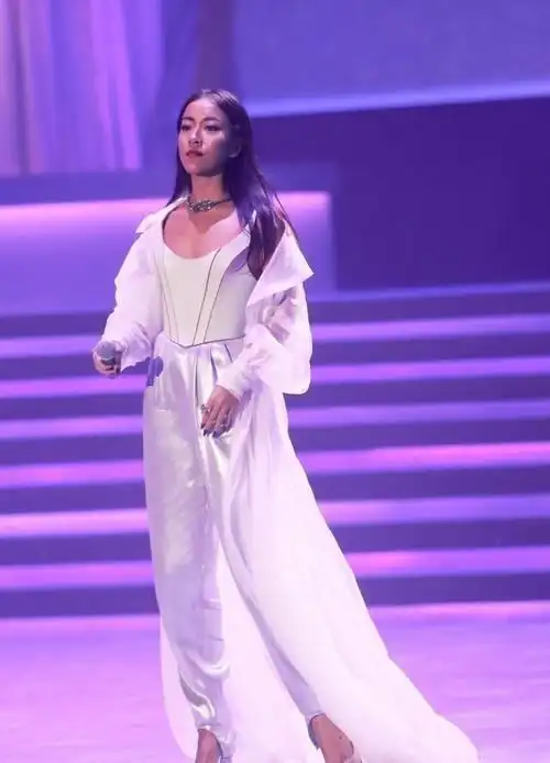 吉克隽逸这比例太优越!露脐装配包臀裙,162身高穿出超模般长腿