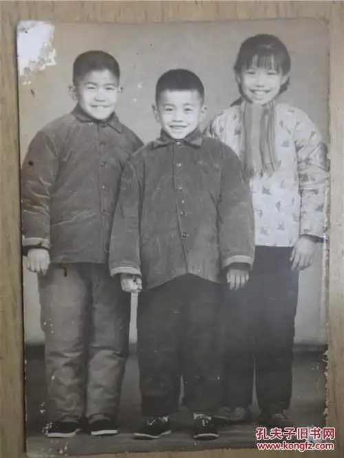 黑白老照片——姐弟三人合影 姐姐戴红小兵袖章