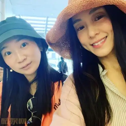 范玮琪与人合照