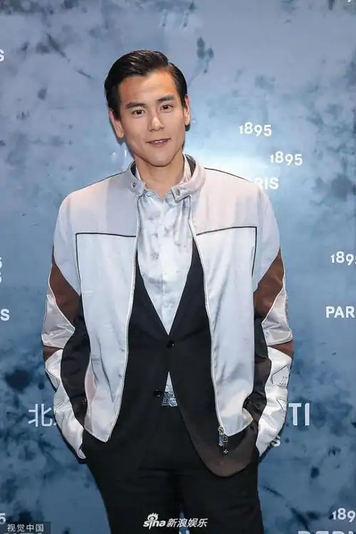 组图:彭于晏身穿夹克似赛车手 梳背头五官硬朗帅气十足