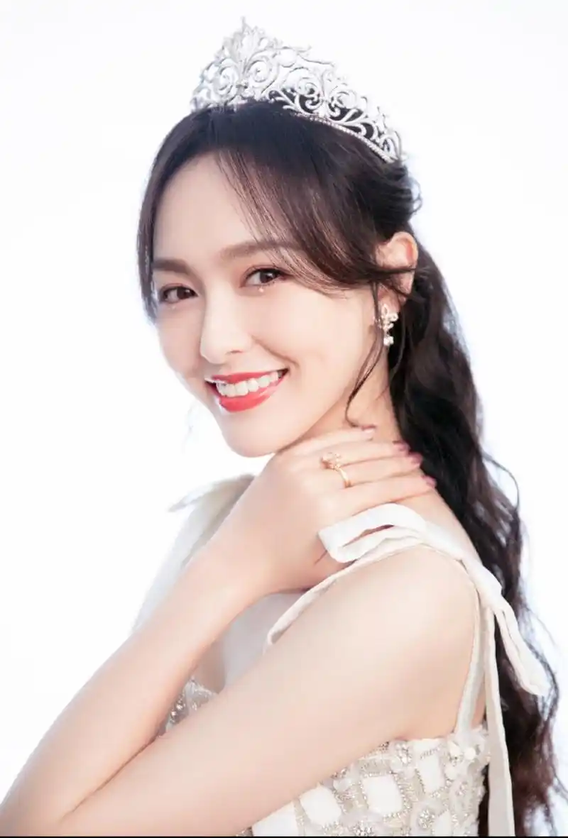 唐嫣身穿白裙衬得皮肤好白,搭配皇冠造型,好一个肤如凝脂,雍容华贵的