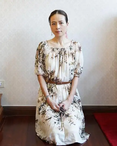 55岁华裔富婆伍伦盼穿蝴蝶结包臀裙扎粉色发带仙气十足