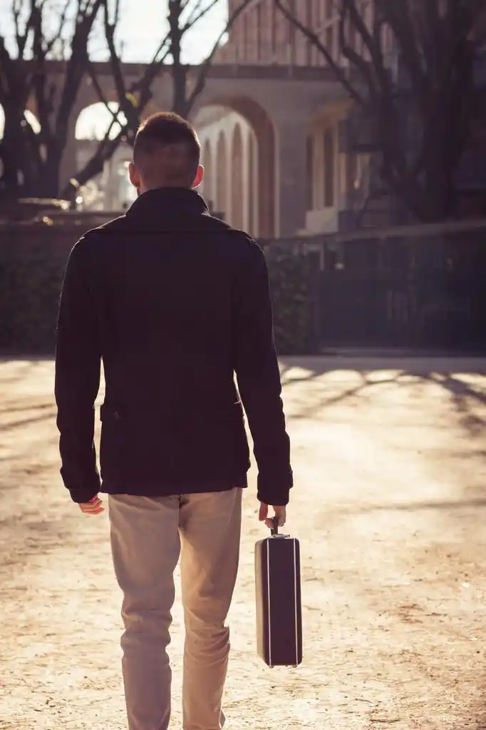 英俊的年轻男子,独自行走