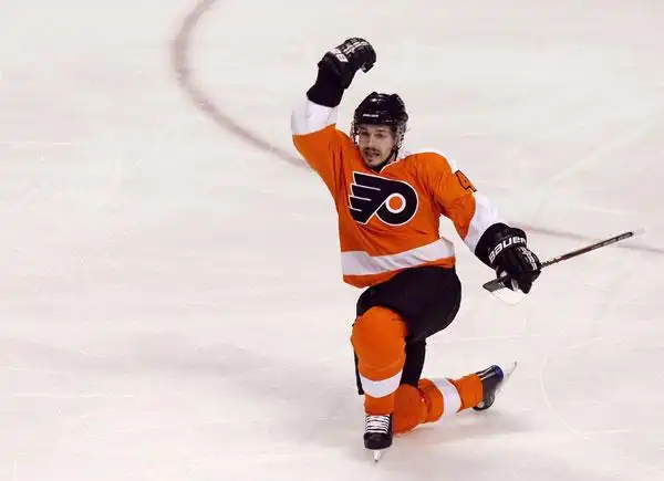 冰球名将单膝跪地庆祝